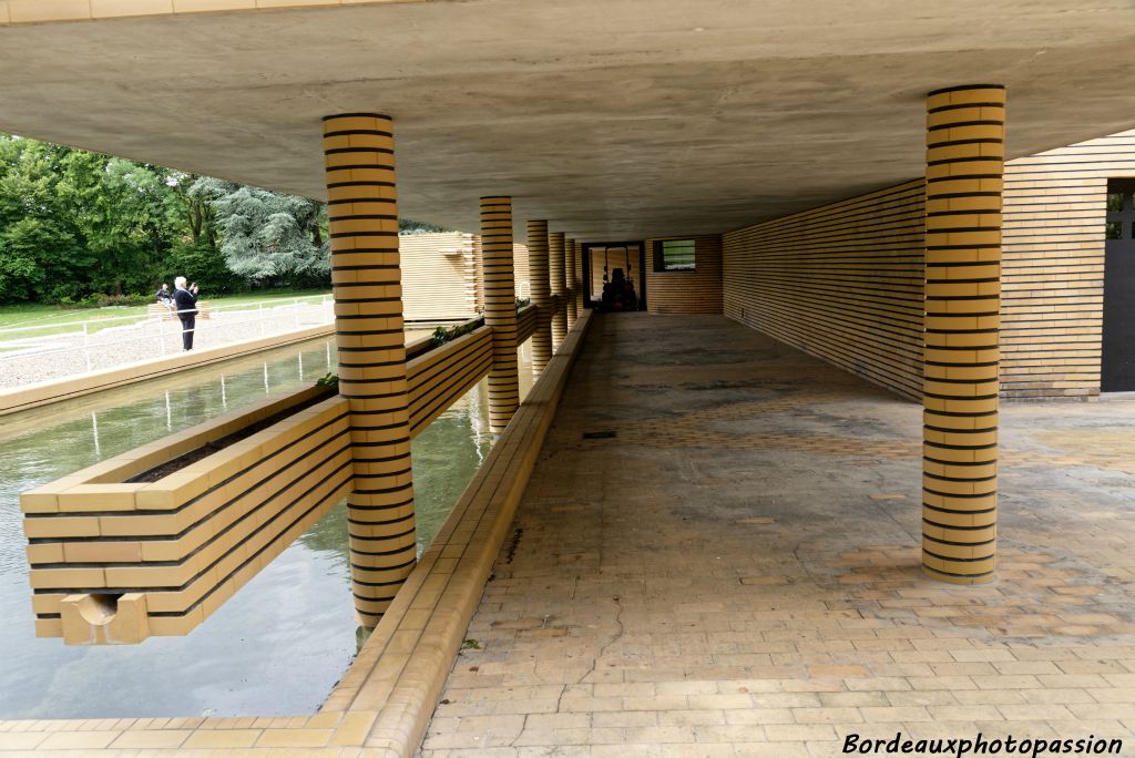 Promenade abritée tout près du bassin amenant à huit cabines de bain sous le grand escalier.